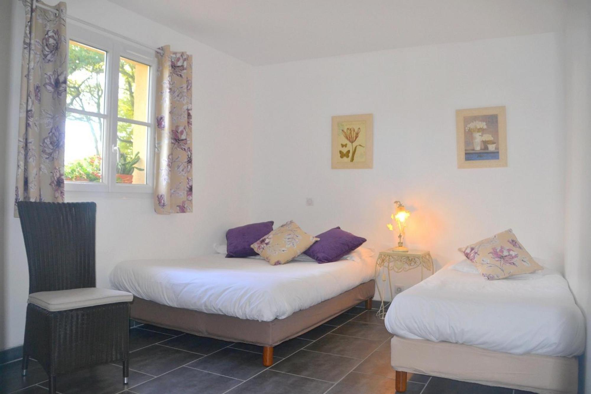 Hotel Les Grands Chenes Saint-Fargeau  Habitación foto