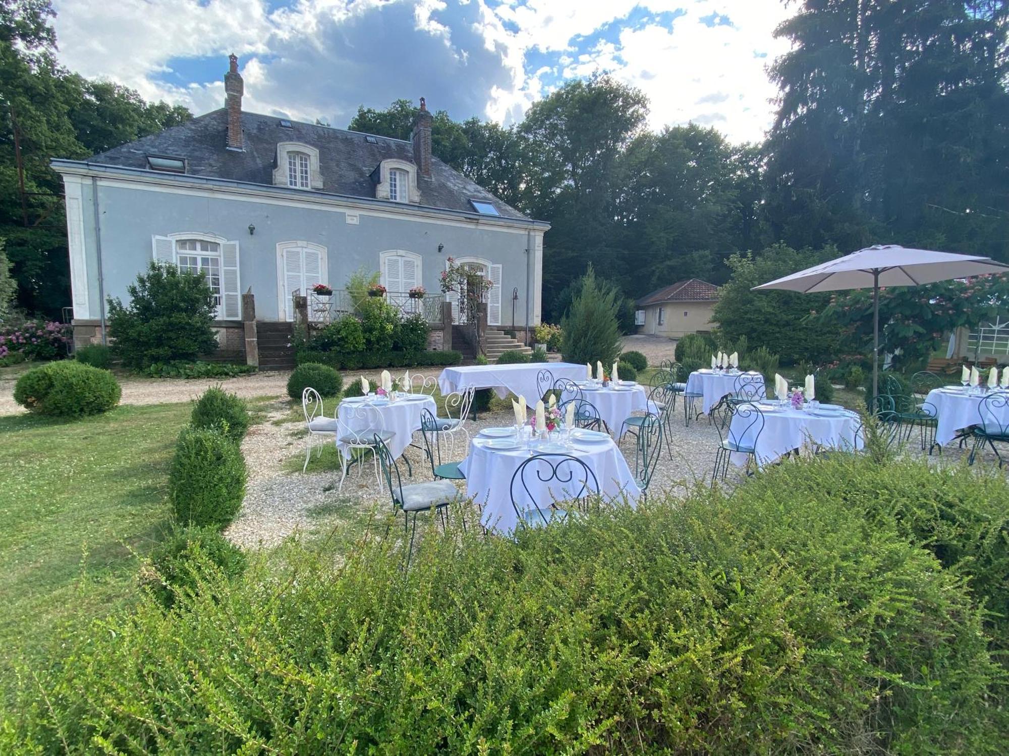 Hotel Les Grands Chenes Saint-Fargeau  Exterior foto